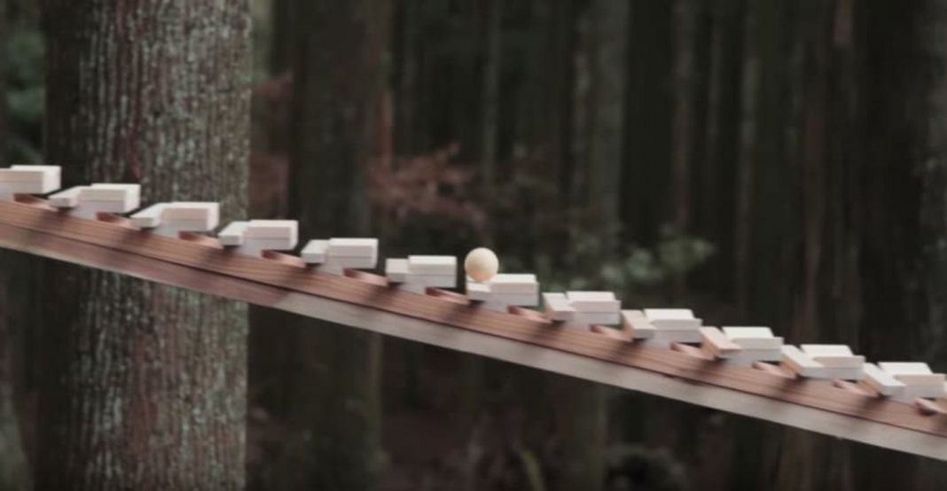 Xilofone gigante em uma floresta japonesa usa gravidade para tocar a música mais etérea de Bach