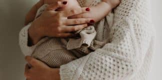 Uma mãe que deu à luz aos 64 anos foi desqualificada pelos tribunais para criar seus filhos