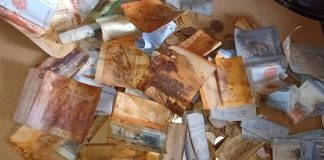 Uma mulher perdeu todas as suas economias depois que todas as notas e moedas que ele guardava em casa oxidaram