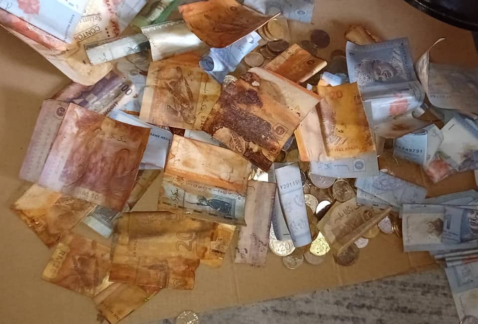 Uma mulher perdeu todas as suas economias depois que todas as notas e moedas que ele guardava em casa oxidaram