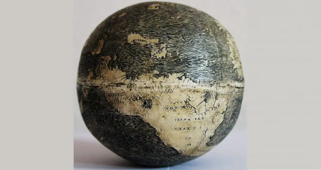 O mais antigo globo conhecido que representa o Novo Mundo foi gravado em um ovo de avestruz, talvez por Leonardo da Vinci (1504)