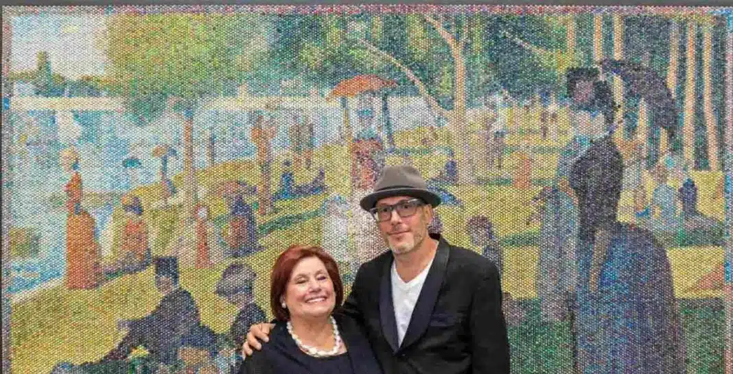 Artista cria incríveis obras de arte em plástico bolha injetando tinta em cada bolha