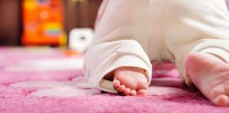 Como o engatinhar pode estimular o desenvolvimento de habilidades de alfabetização em crianças?