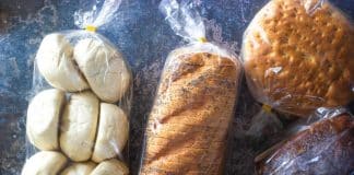 Embrulho biodegradável para alimentos criado a partir de compostos de algas e canela