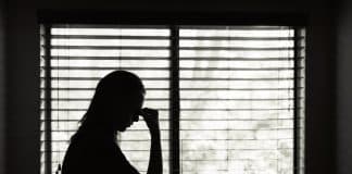 Um em cada três sobreviventes da COVID-19 apresentou sinais de piora na saúde mental, aponta estudo