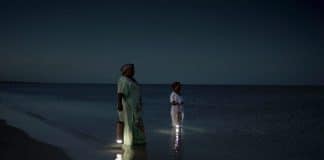 Lanterna portátil é recarregada com água do oceano ou urina