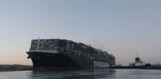 Os membros da tripulação do ‘Ever Given’ podem ficar presos no navio por anos
