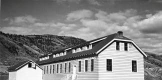 Restos mortais de 215 crianças encontradas em uma escola indígena no Canadá