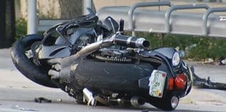 Mulher morre em um acidente com a mesma motocicleta com que seu filho morreu há apenas um mês