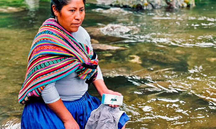 Sabão para lavar roupas ajuda a limpar rios no Peru