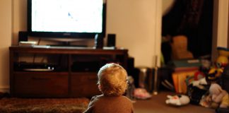 Seus filhos podem aprender um idioma assistindo a filmes legendados?
