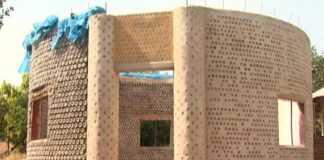 Casas nigerianas construídas com milhares de garrafas de plástico – 12x mais fortes que tijolos e resistentes a terremotos