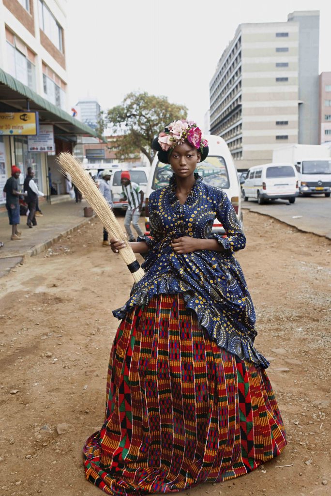 pensarcontemporaneo.com - Por que uma fotógrafa zimbabuense pediu a suas modelos que posassem em trajes vitorianos