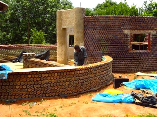 pensarcontemporaneo.com - Casas nigerianas construídas com milhares de garrafas de plástico - 12x mais fortes que tijolos e resistentes a terremotos