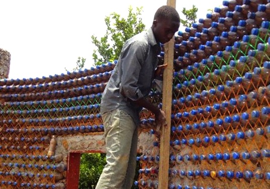 pensarcontemporaneo.com - Casas nigerianas construídas com milhares de garrafas de plástico - 12x mais fortes que tijolos e resistentes a terremotos
