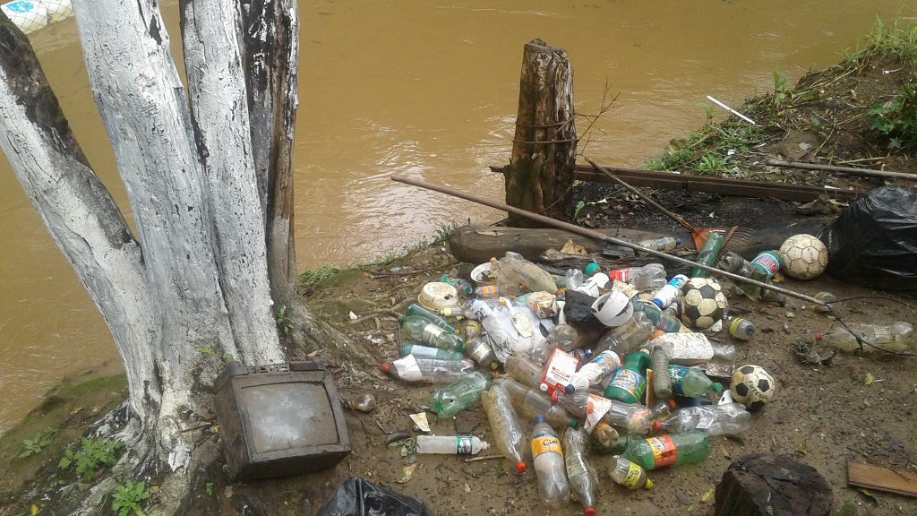 pensarcontemporaneo.com - Homem criou ‘ecobarreira’ e já retirou 1 tonelada de lixo dos rios