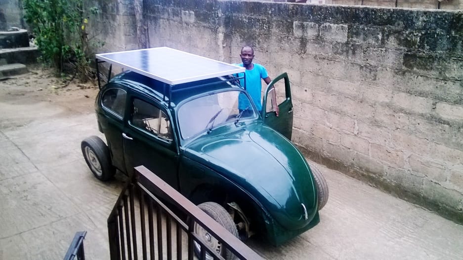 pensarcontemporaneo.com - Estudante nigeriano construiu um carro movido a energia eólica e solar com sucatas