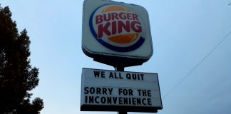 Funcionários do Burger King pedem demissão em massa e deixam recado no letreiro da loja