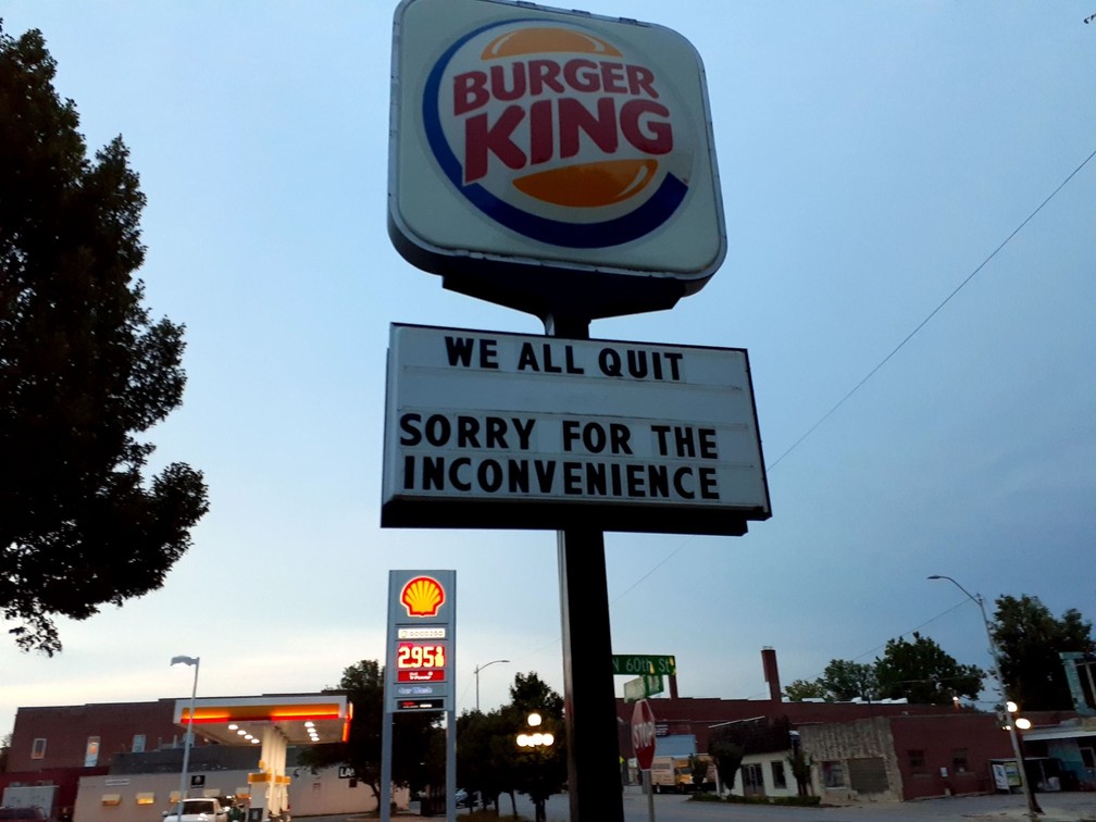 pensarcontemporaneo.com - Funcionários do Burger King pedem demissão em massa e deixam recado no letreiro da loja