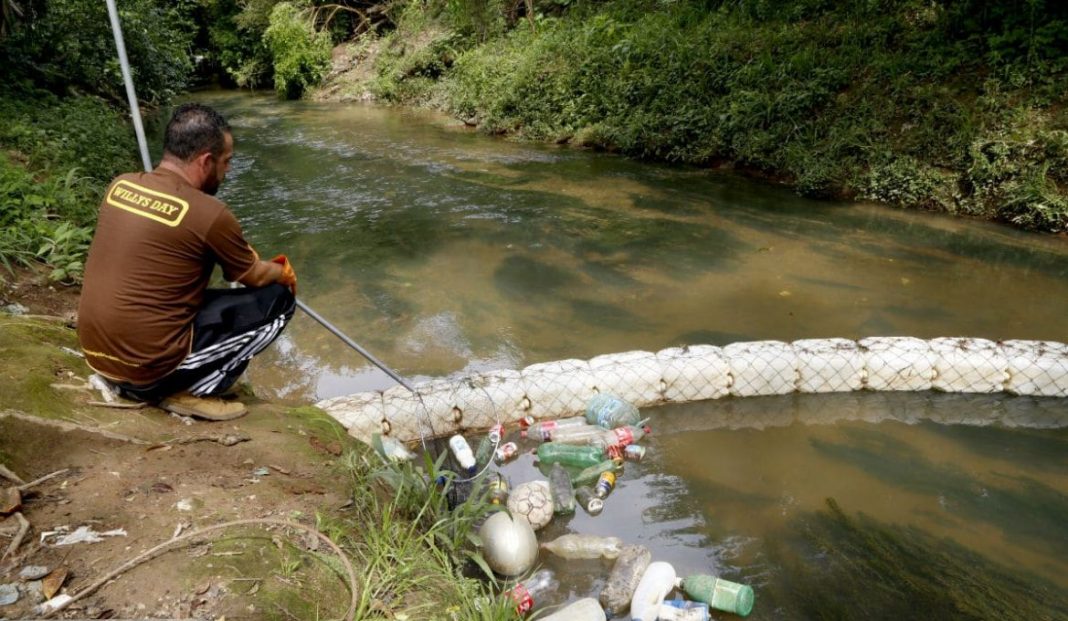 Homem criou ‘ecobarreira’ e já retirou 1 tonelada de lixo dos rios