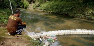 Homem criou ‘ecobarreira’ e já retirou 1 tonelada de lixo dos rios