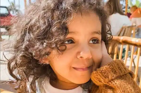 Menina de 2 anos se torna a mais jovem integrante de academia de ‘superdotados’