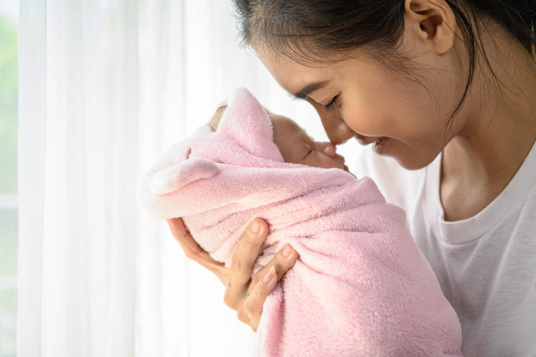 Como a voz de uma mãe molda o cérebro em desenvolvimento de seu bebê