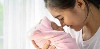 Como a voz de uma mãe molda o cérebro em desenvolvimento de seu bebê