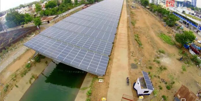pensarcontemporaneo.com - Índia - instalação de painéis solares sobre canais protege suprimento de água da evaporação