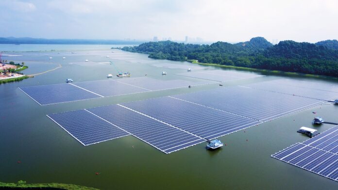 Como Cingapura construiu um dos maiores parques solares flutuantes do mundo