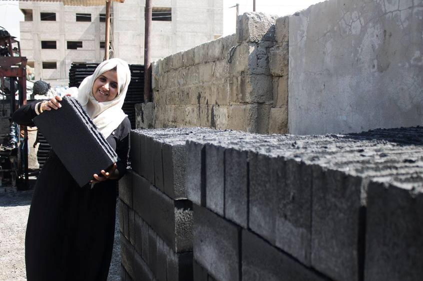 Engenheiras de Gaza transformam escombros de guerra em tijolos para reconstruir casas