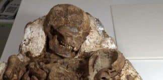 Mãe ainda embalando o seu bebê é encontrada após quase cinco mil anos