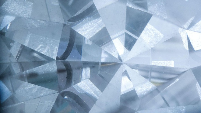 Novo cristal produzido com pólvora é mais forte que diamante