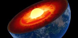 O núcleo interno da Terra está crescendo mais de um lado do que do outro – eis porque o planeta não está tombando