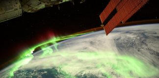 Astronauta captura foto de cair o queixo de Aurora resplandecente gloriosamente acima da Terra