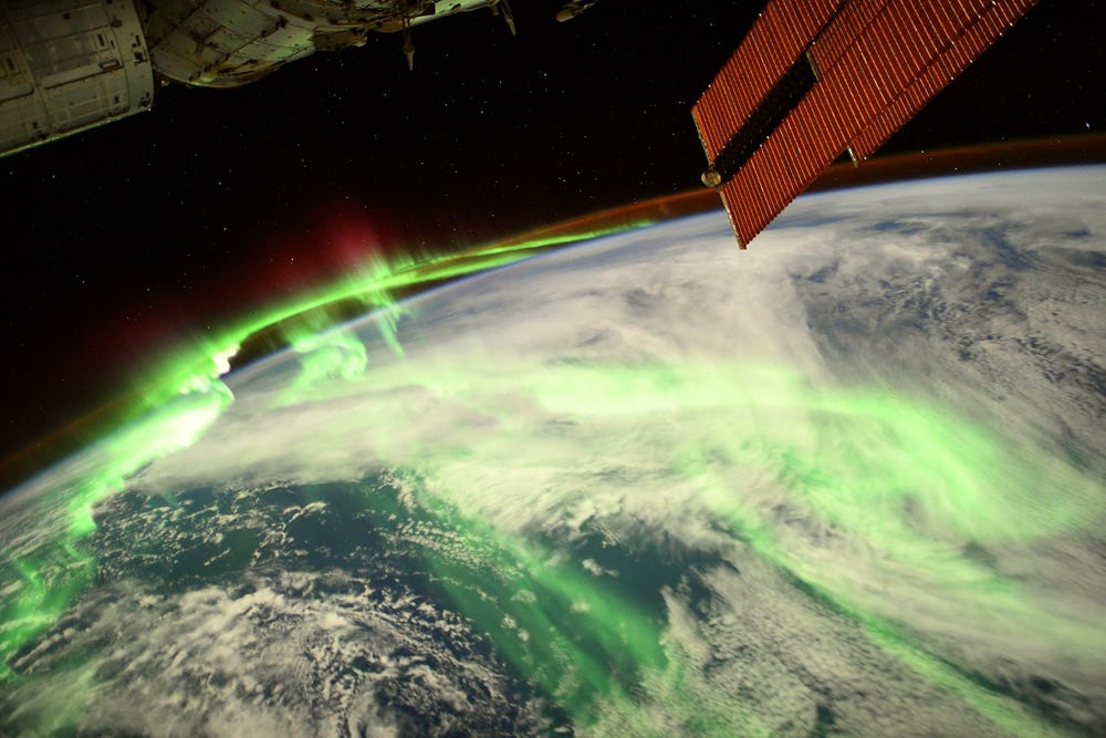 Astronauta captura foto de cair o queixo de Aurora resplandecente gloriosamente acima da Terra