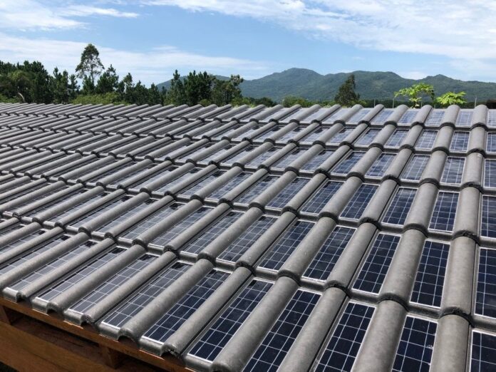 Iniciada a venda de primeira telha solar em concreto do mercado brasileiro