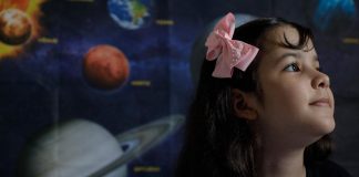 Caçadora de asteroides de 8 anos do Brasil é oficialmente a mais jovem astrônoma do mundo