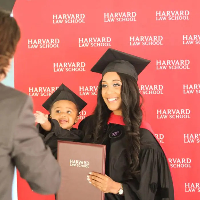 pensarcontemporaneo.com - Mãe solo se forma em Harvard com a filha nos braços