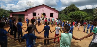 Sem salas de aula e focada na educação comunitária, escola do interior da Paraíba é reconhecida internacionalmente