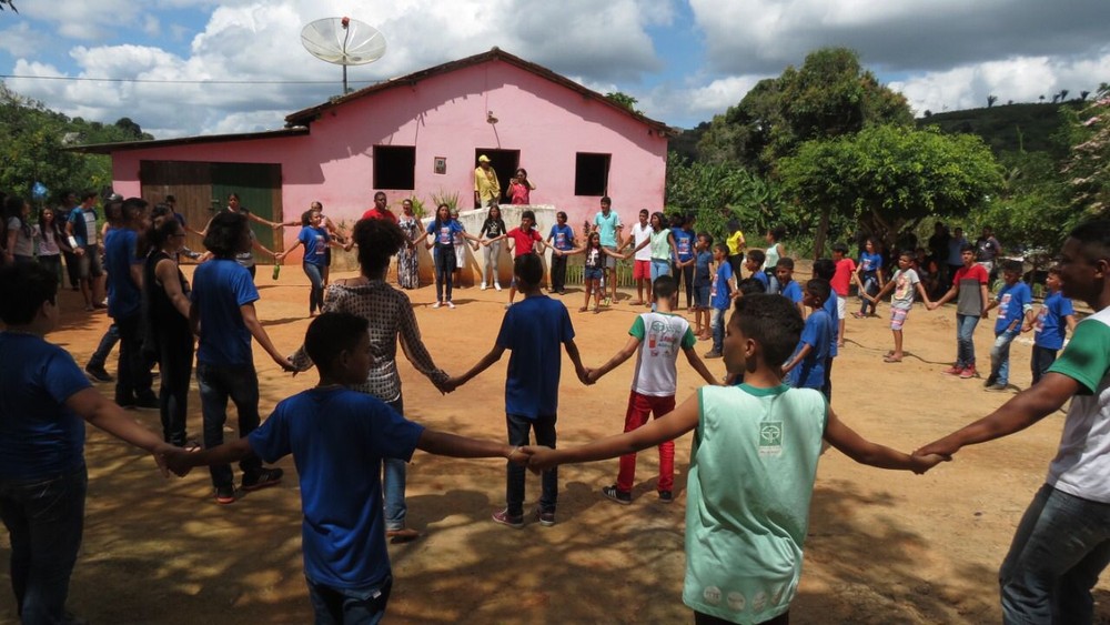 Sem salas de aula e focada na educação comunitária, escola do interior da Paraíba é reconhecida internacionalmente