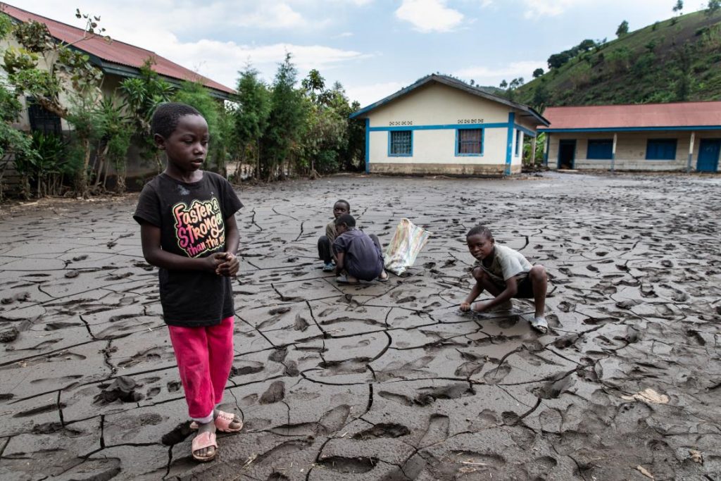 pensarcontemporaneo.com - Os impactos das mudanças climáticas colocam quase todas as crianças em risco