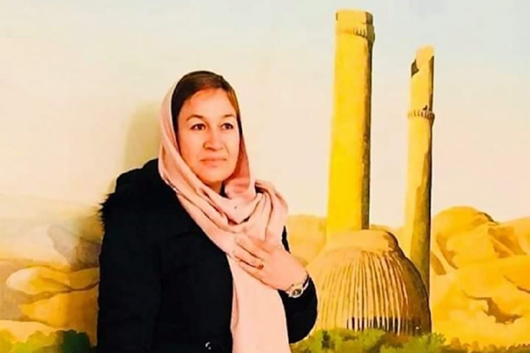 Uma escritora afegã e sua caneta,  presas entre linhas borradas