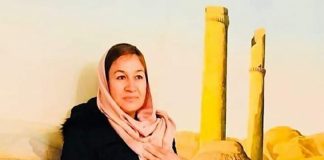 Uma escritora afegã e sua caneta,  presas entre linhas borradas