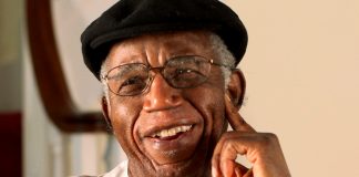 Quem foi Chinua Achebe, considerado pai da literatura africana moderna