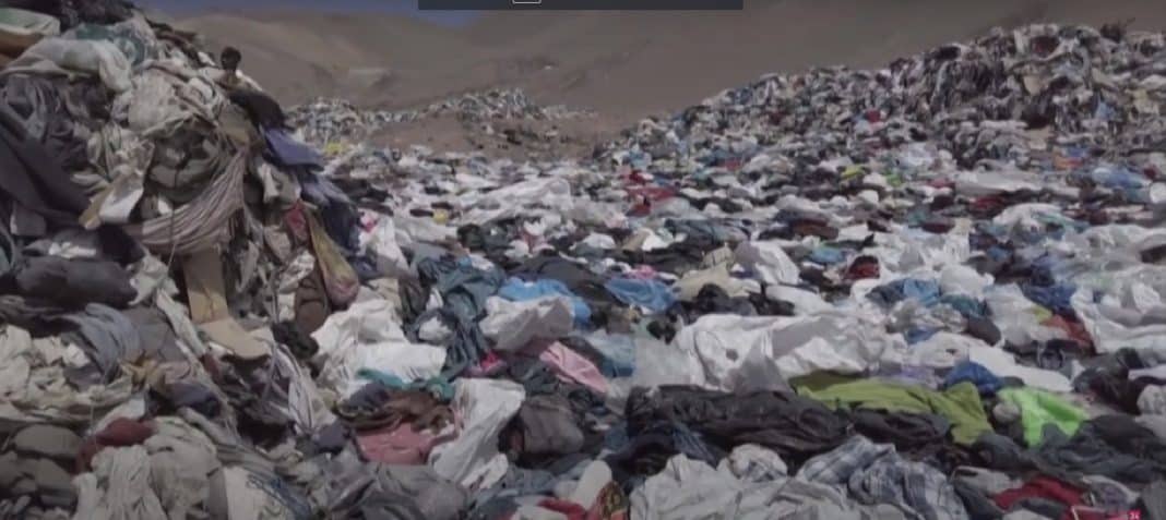 No Chile, deserto do Atacama vira lixão para roupas descartadas