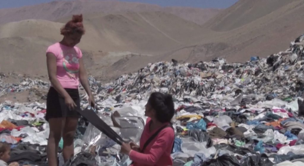 pensarcontemporaneo.com - No Chile, deserto do Atacama vira lixão para roupas descartadas