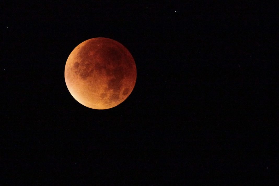 Eclipse lunar mais longo do século será visível no Brasil essa semana
