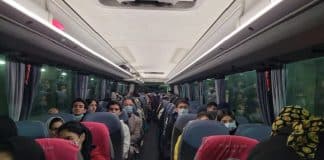 Kim Kardashian aluga um avião e salva 35 jogadores de futebol afegãos e suas famílias