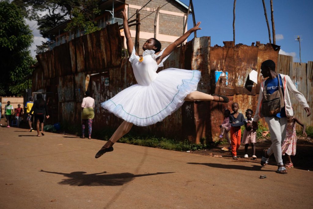 pensarcontemporaneo.com - O Bailarino que inspira as crianças pobres do Quênia a sonhar até na lama das favelas